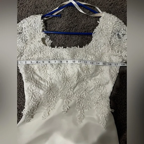 Alfred Angelo Short Sleeve Beaded Wedding Gown -Size 6 - Picture 6 of 7